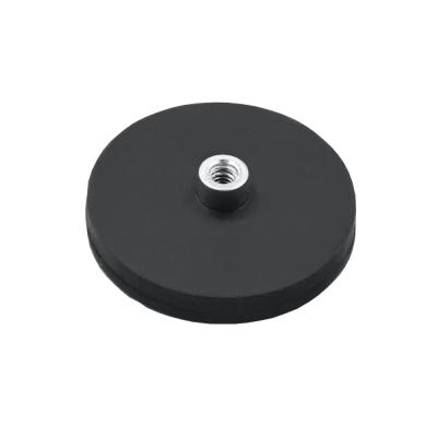 Gummibelagt neodymium magnet Ø43x6 mm med M4 gevindbøsning og 8,5 kg holdekraft